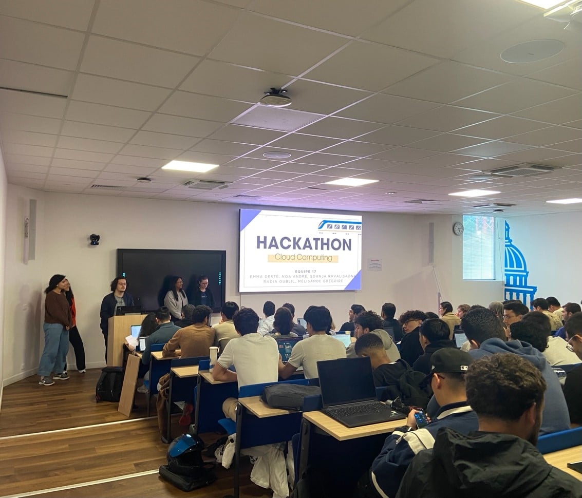 Les étudiants en M1 DATA ENGINEERING et DATA AI de l'Efrei présentent leurs projets durant le Hackathon 2024 devant les représentants de Microsoft et Capgemini, partenaires de l'Efrei