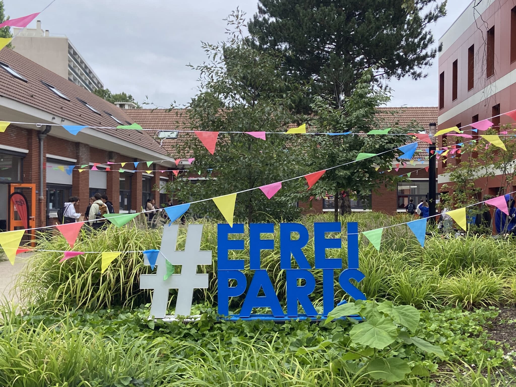 Logo Efrei Paris sur le campus décoré pour la journée des associations