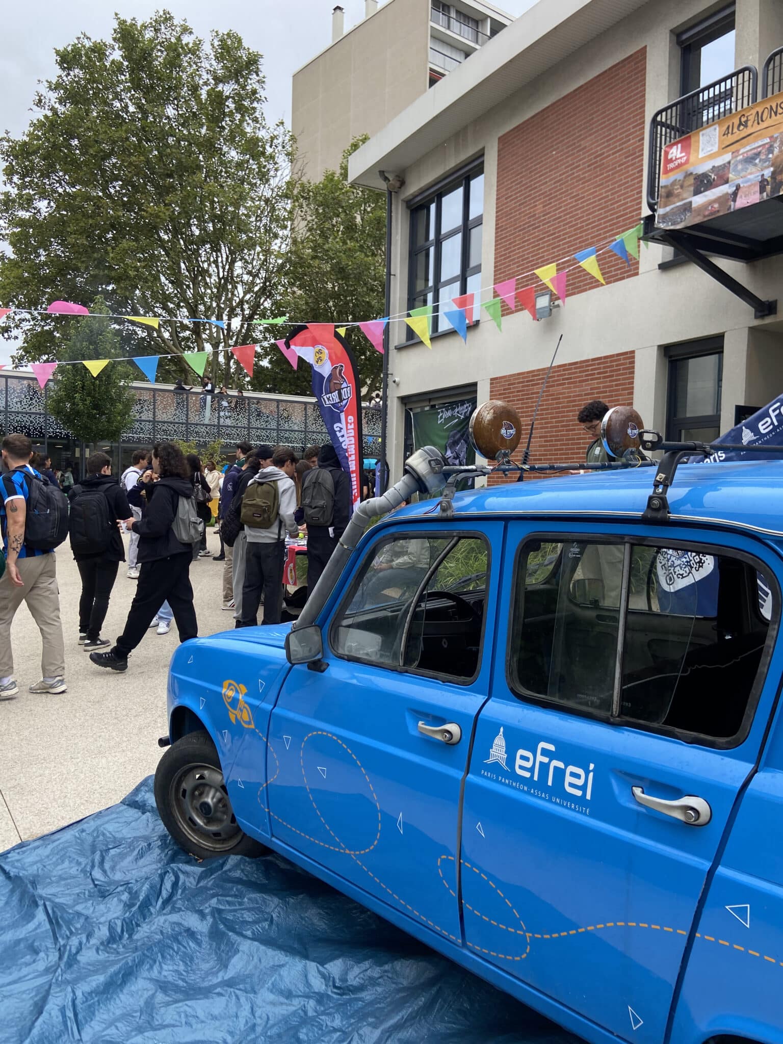 étudiants de l'Efrei pendant le forum des associations