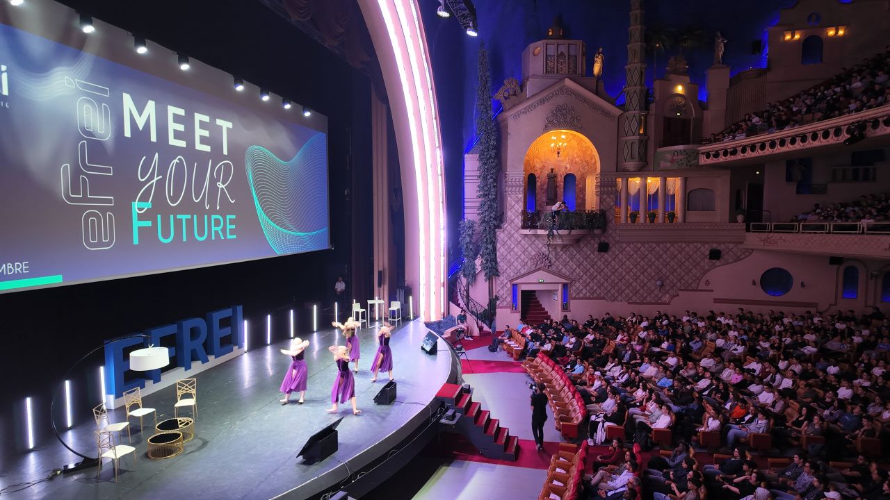 Des étudiants dansent au Grand Rex à l'occasion de Meet Your Future, l'événement de rentrée de l'Efrei