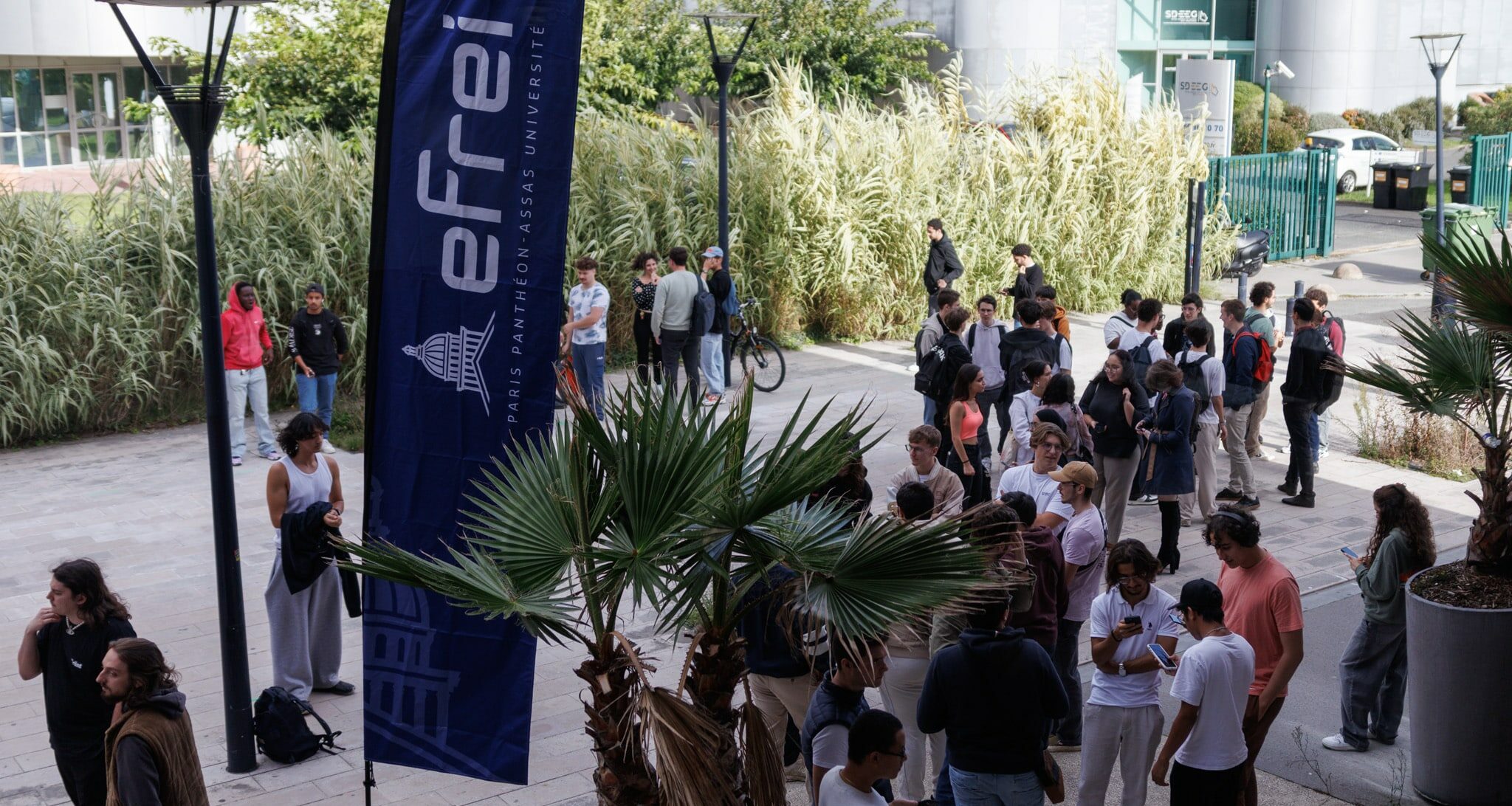 Les étudiants de l'Efrei devant le théâtre du Casino barrière à Bordeaux